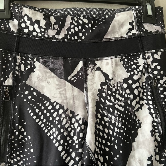 Lululemon Black and White Inspire Tight II Mesh Luxtreme Leggings Size 4 - Picture 2 of 8